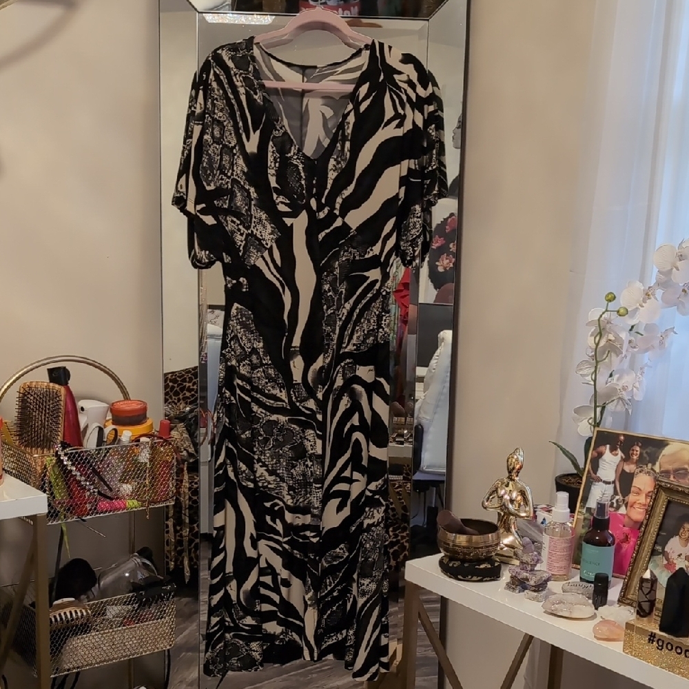 Black and White Sheath Dress with V-Neck and Dolman Sleeves